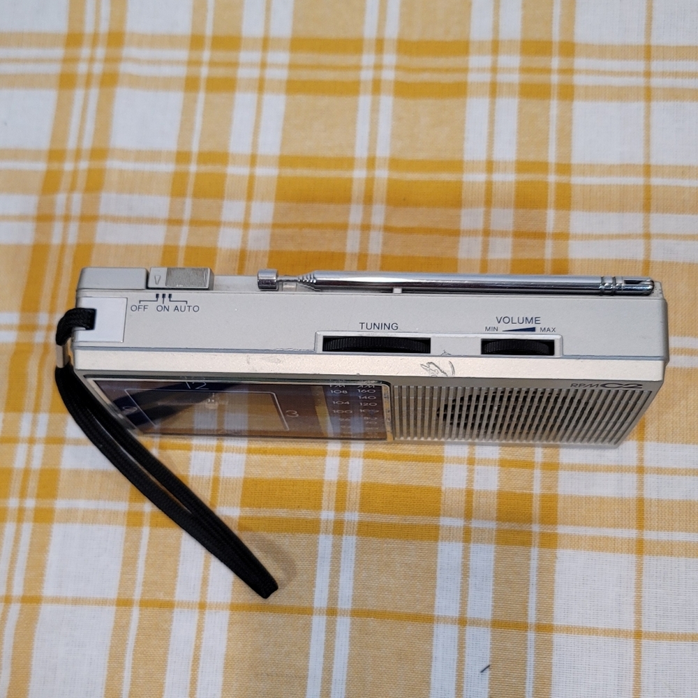 Vintage Sanyo Portable Quartz Battery Operated Clock/Radio RPM-C2(Tested) - Picture 3 of 4